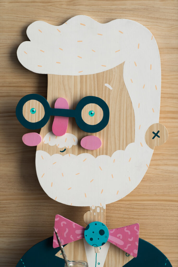 Montaje del Espacio Infantil del IAACC Pablo Serrano, madera cortada y pintada. Vera Galindo, Juan Rubio y Gravitar Estudio.
