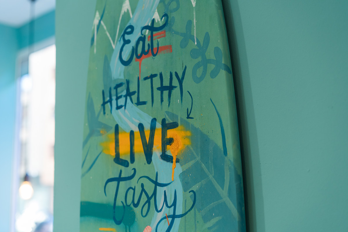 Tabla de surf pintada a mano por Vera Galindo para Tasty Poke Bar - Fotografía y video: Gravitar Estudio