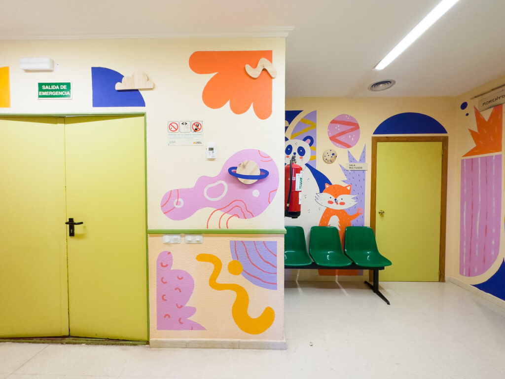 Mural en la sala de espera de pediatría, en Sástago. Believe in art + Vera Galindo