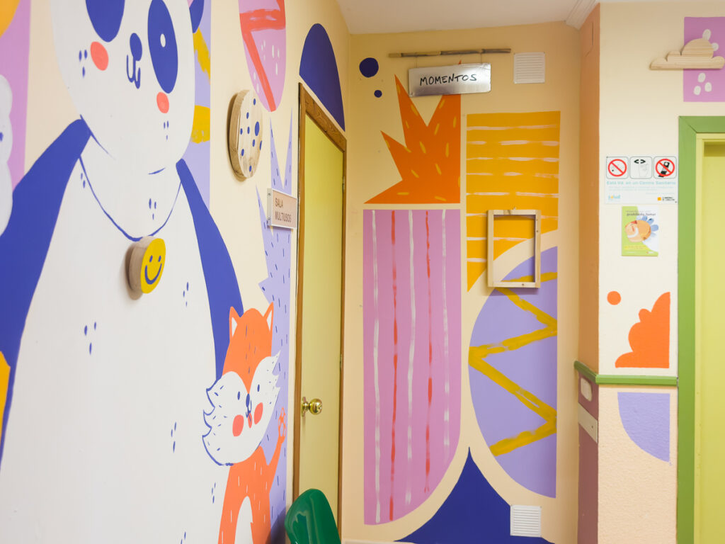 Mural en la sala de espera de pediatría, en Sástago. Believe in art + Vera Galindo