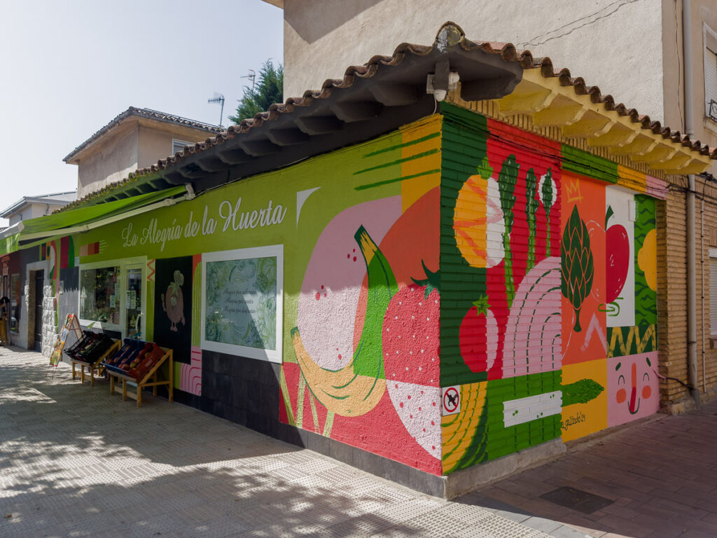 Mural en Tudela, Navarra, en la Frutería La alegría de la Huerta. Murales y street art en Tudela.