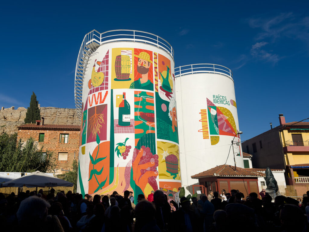 Mural tanque de vino histórico en la Bodega Raices Ibéricas de Maluenda, Calatayud, Vera Galindo 2024