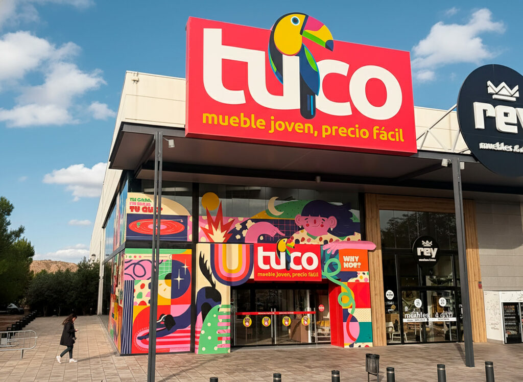 Diseño e ilustración del vinilo de la Fachada de Muebles Tuco por Vera Galindo