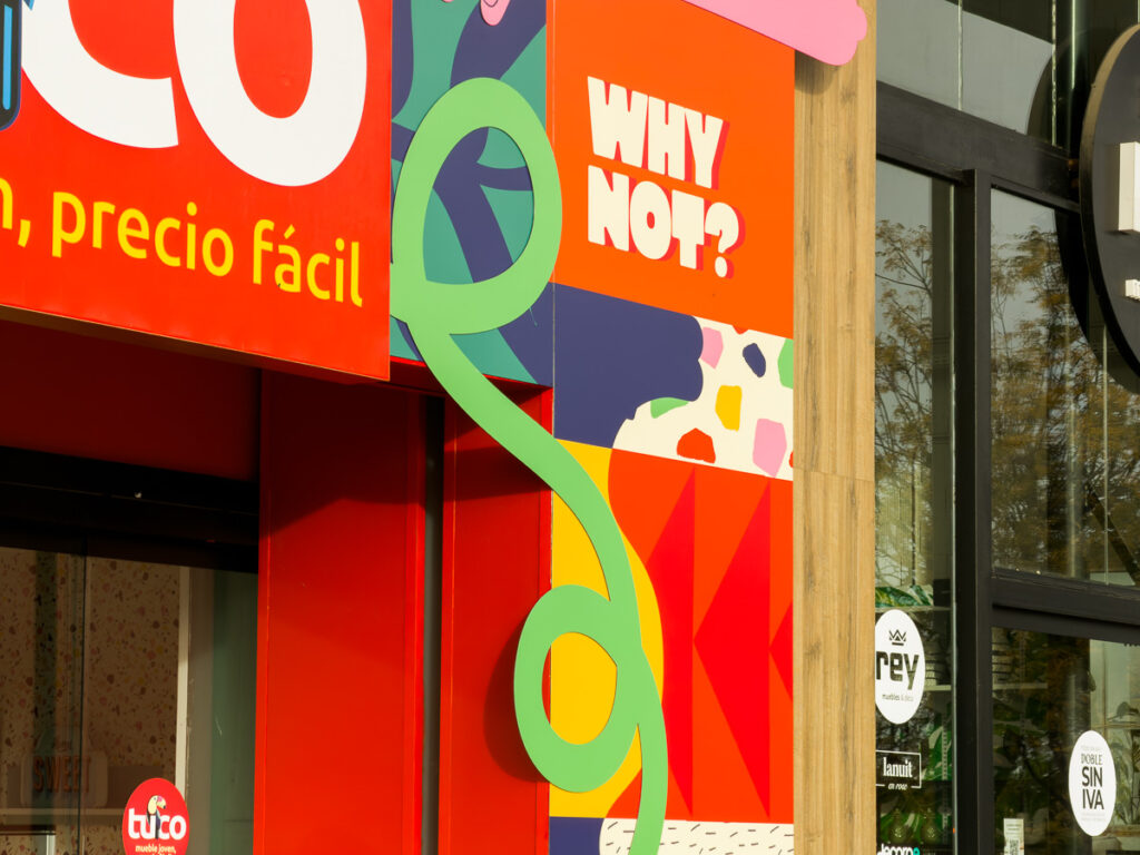 Diseño e ilustración del vinilo de la Fachada de Muebles Tuco por Vera Galindo