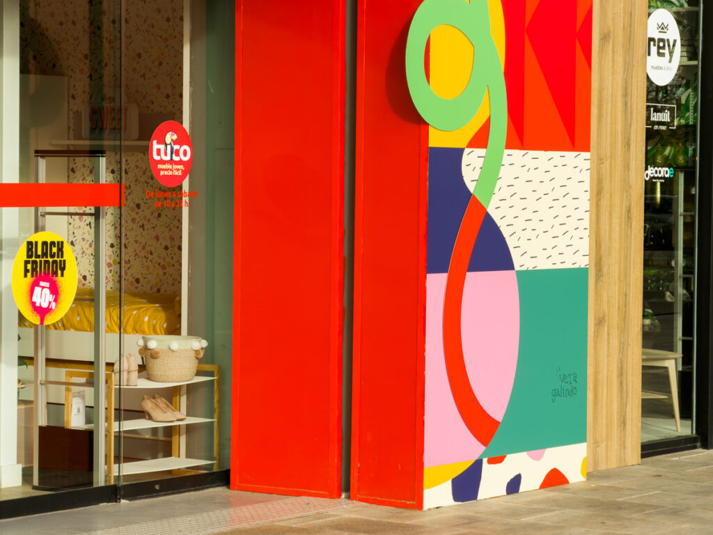 Diseño e ilustración del vinilo de la Fachada de Muebles Tuco por Vera Galindo