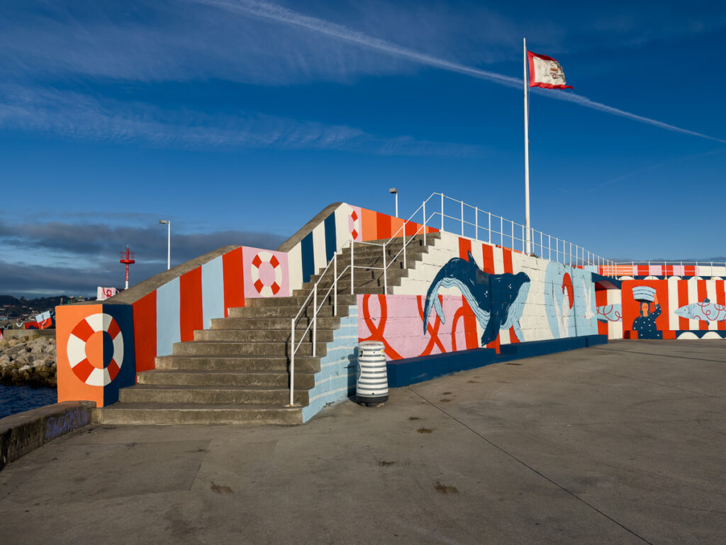 "Xixón ye Marineru" Mural en el Dique de Santa Catalina (Punta Liquerique) junto a Juan Rubio. Mural en Cimadevilla, Gijón, Asturias.